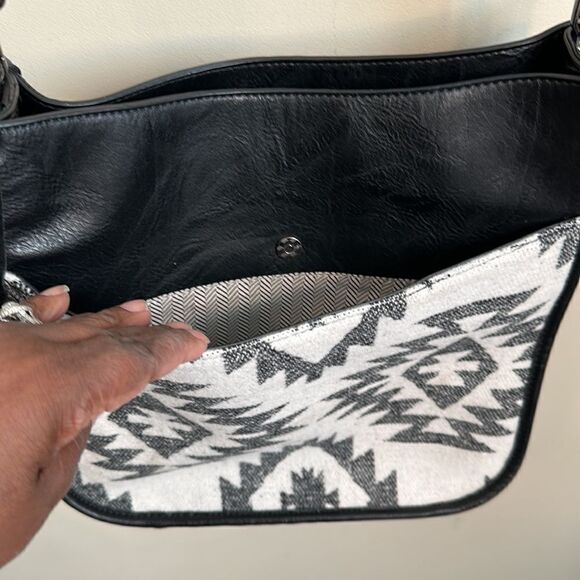 Jen & Co. Bag: Chloe Crossbody - Picture 4 of 8